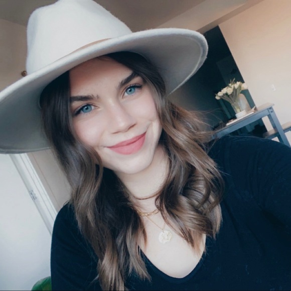 Meet your Posher, Alexis - Picture 1 of 1